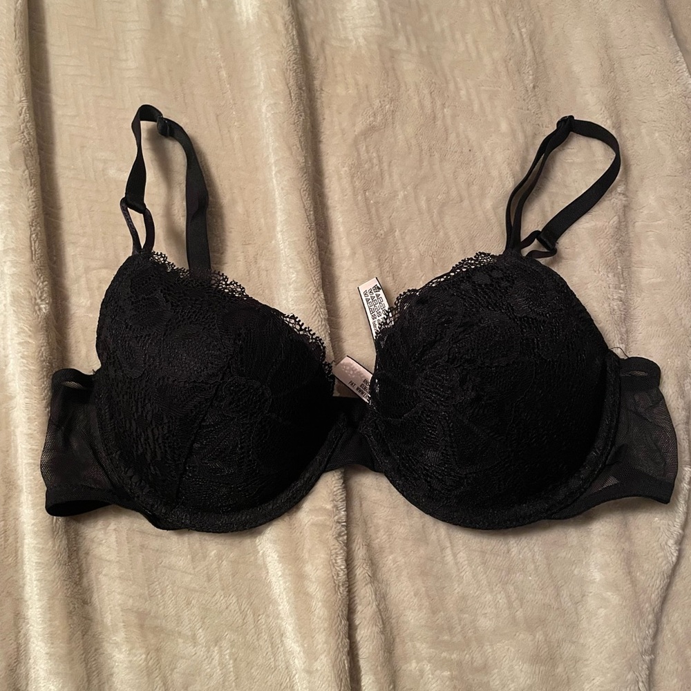 Victoria’s Secret lightly lined lace bra
